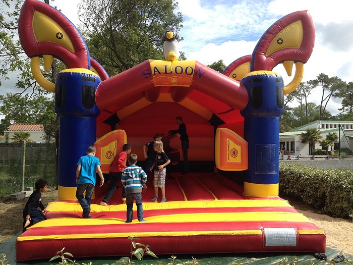 jeux gonflables Jeux pour les enfants au sein du camping familial en Vendée