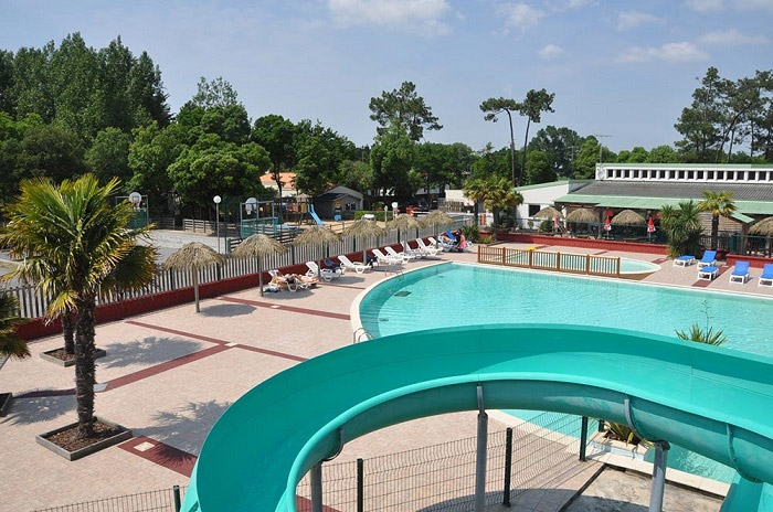 Vacances en famille au bord de la piscine