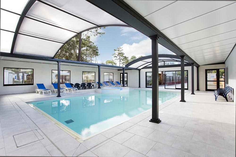 emplacement camping avec piscine couverte