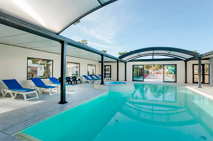 piscine couverte à Saint Jean de Monts avec une location d'un emplacement 