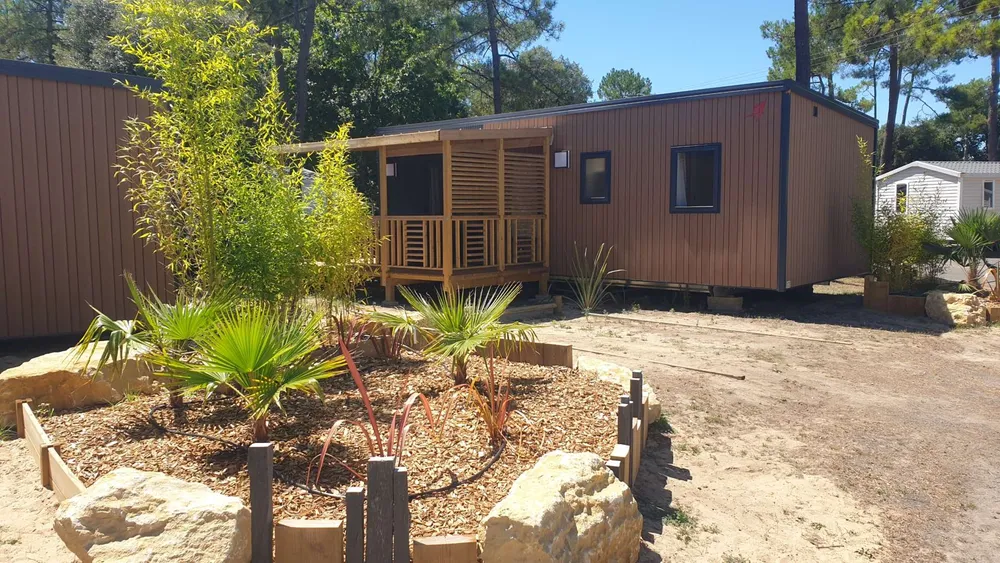 Enfants jouant dans l'aire de jeux ludique proche du camping Le California.