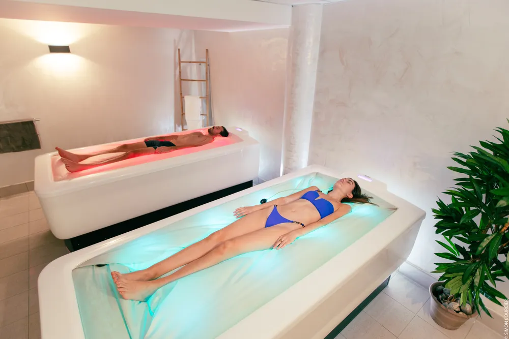 Séance de relaxation en duo sur des lits d'hydromassage sensoriels à la thalasso de Saint-Jean-de-Monts.