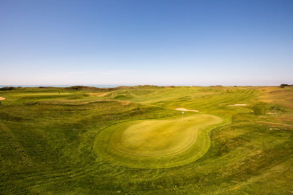 Vue panoramique sur le green du golf de Saint-Jean-de-Monts entre pins maritimes et océan Atlantique