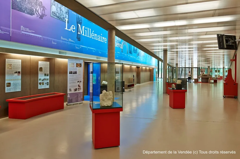 Architecture moderne du grand hall de l'Historial de la Vendée aux Lucs-sur-Boulogne, musée à visiter près du camping.
