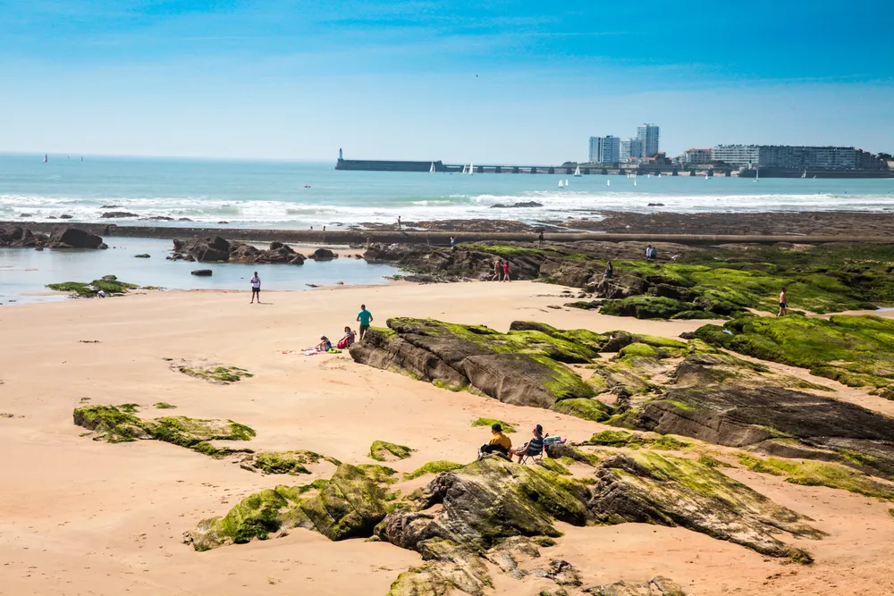 ntrée du mythique chenal des Sables-d'Olonne avec vue sur le phare, à découvrir lors de vos vacances au camping Le California
