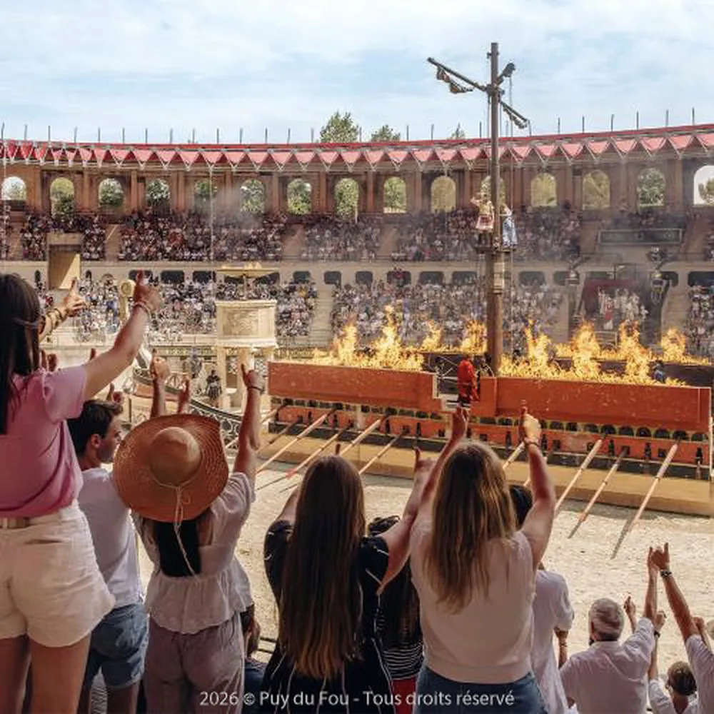 scène finale du spectacle le signe du triomphe en vendée au puy du fou