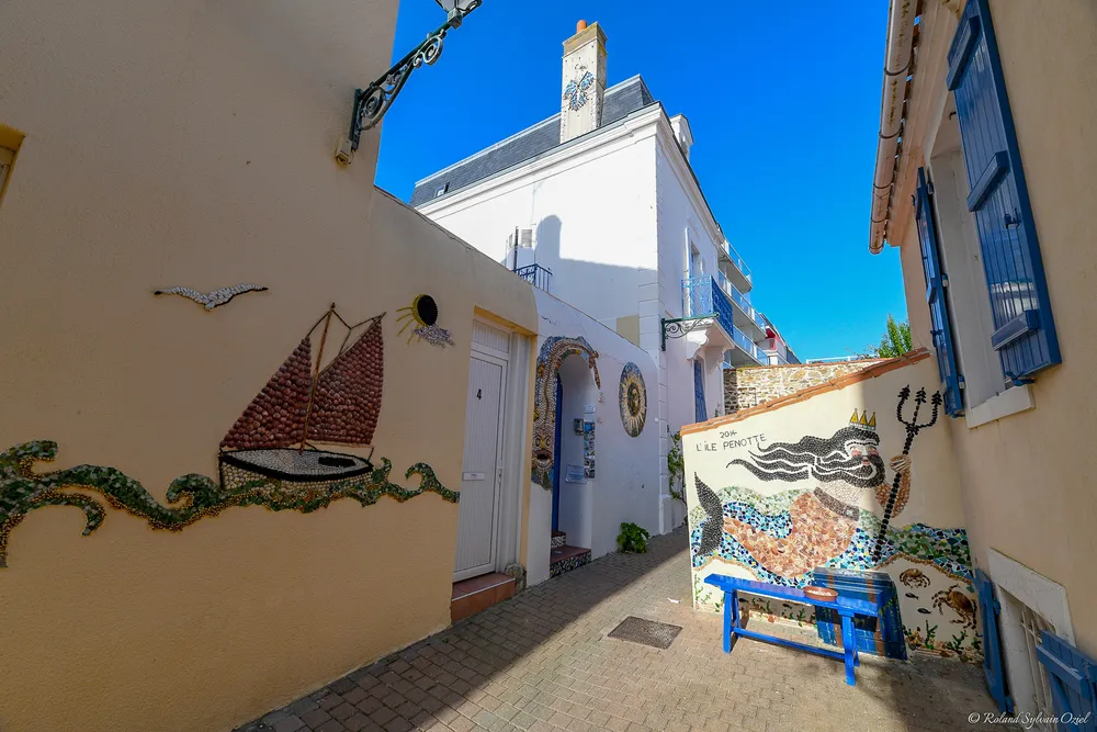Maison typique décorée de fresques en coquillages dans le quartier de l'Île Penotte aux Sables-d'Olonne