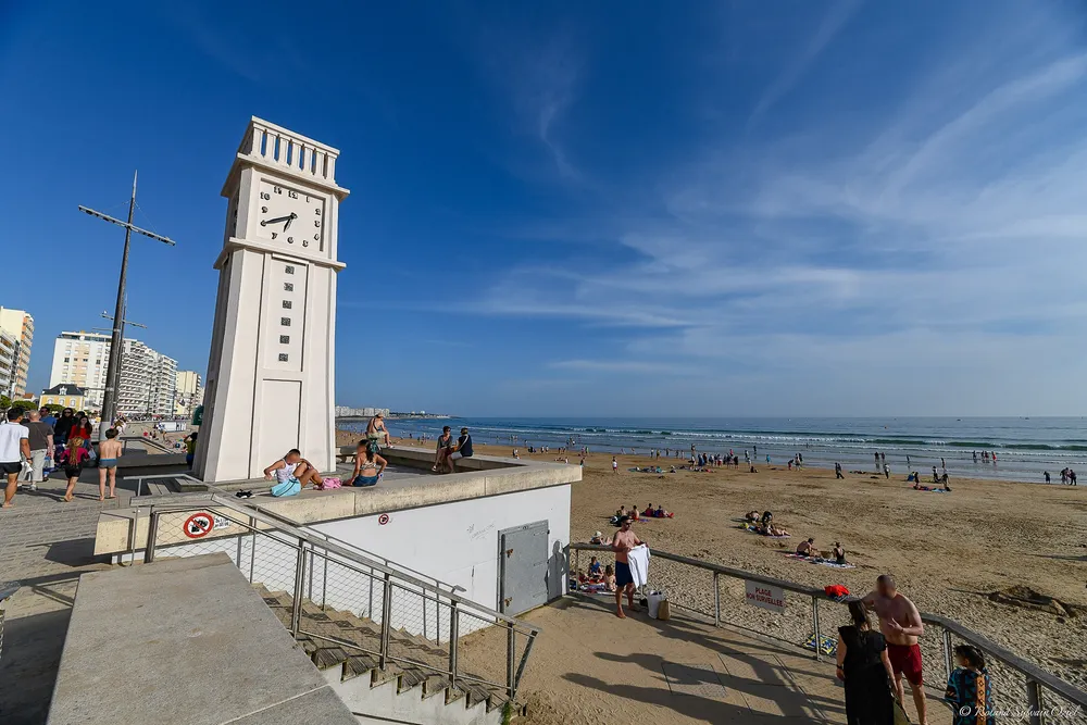 la fameuse horloge du remblais des sables d'olonne