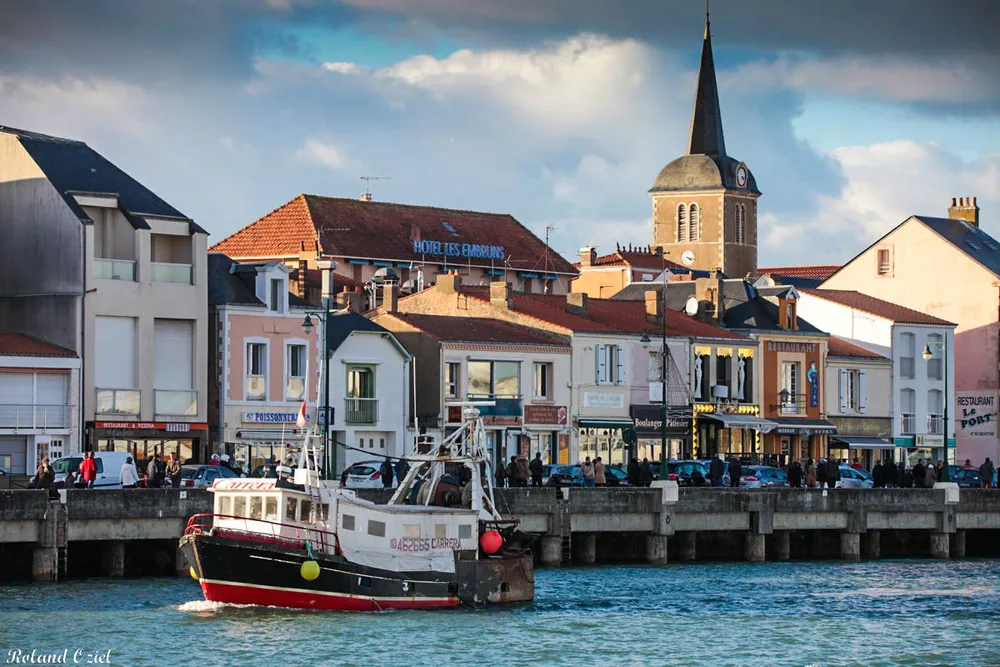 Sortie de bateaux de plaisance du port de pêche des Sables-d'Olonne, une excursion incontournable en Vendée