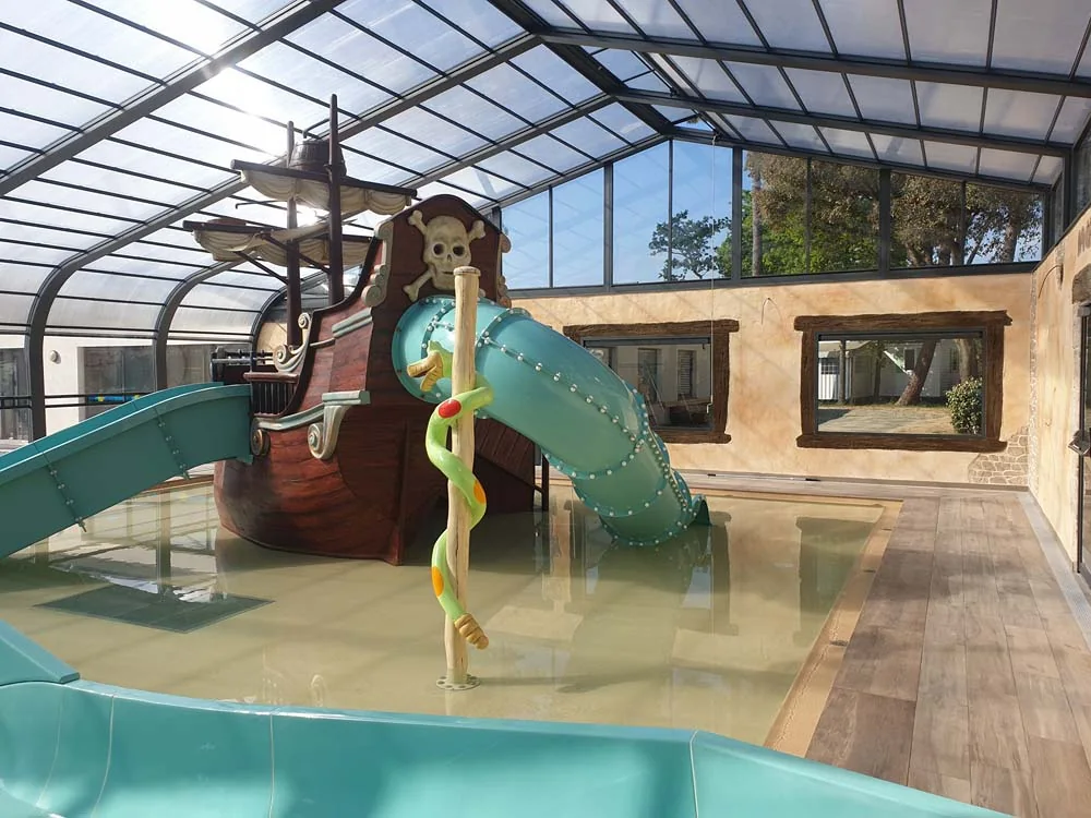 Zone pirate du camping dans l'espace aquatique, vacances avec les enfants