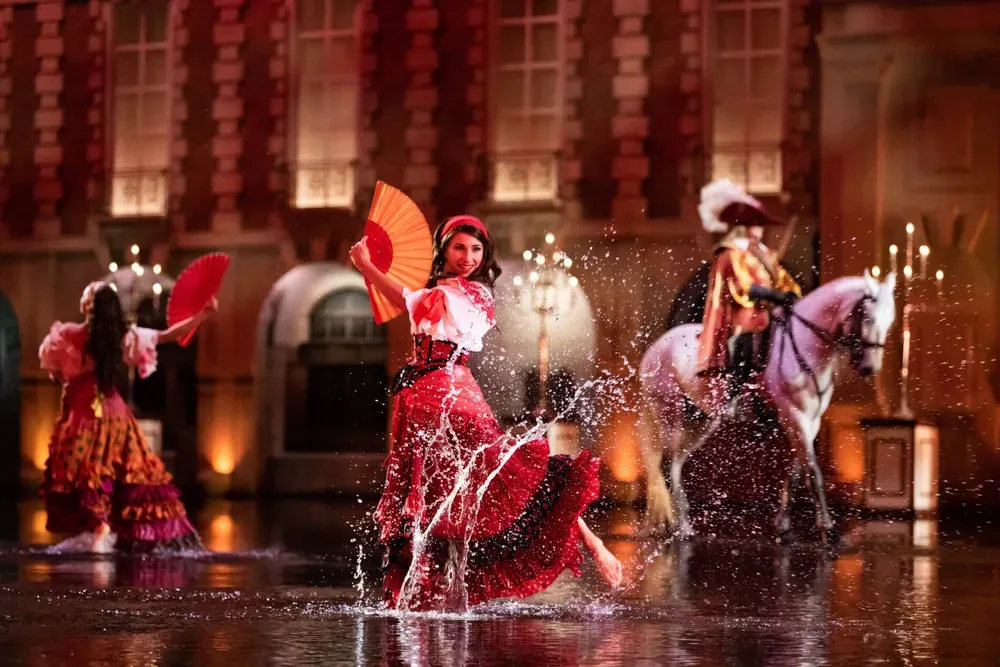 Spectacle de cape et d'épée Mousquetaire de Richelieu au Puy du Fou avec cavaliers et danseuses de flamenco, idéal lors d'un séjour en Vendée au camping 4 étoiles Le California.